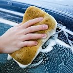 Amankah Mencuci Mobil Setiap Hari Saat Musim Hujan?