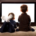 Benarkah Menonton TV Terlalu Dekat Bisa Merusak Mata?